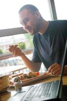 hombre comiendo comida saludable en un restaurante foto