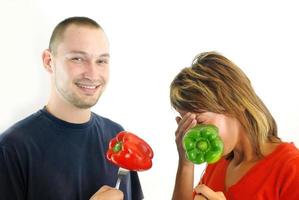 pareja feliz con pimientos aislado foto