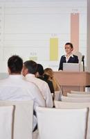 mujer de negocios dando presentación foto