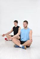 grupo de jóvenes en el gimnasio foto