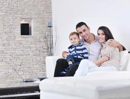 familia joven feliz divertirse con tv en backgrund foto