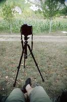 fotógrafo pov en la naturaleza tomando una foto de lapso de tiempo en una cámara profesional dslr con trípode