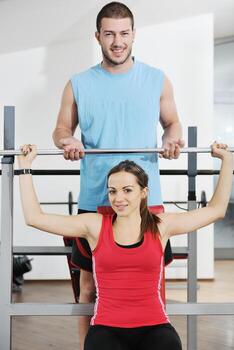 feliz pareja joven entrenamiento físico y diversión foto