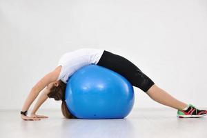 entrenamiento de fitness de mujer joven foto