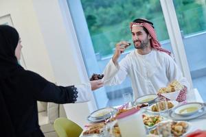 pareja musulmana compartiendo fechas para comenzar el iftar foto