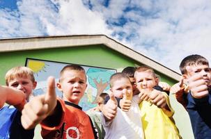 los niños en edad preescolar al aire libre se divierten foto