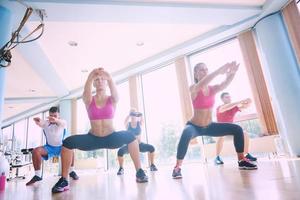 grupo de personas haciendo ejercicio en un gimnasio foto