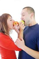 pareja feliz comiendo manzanas foto