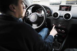 hombre usando la navegación del coche foto