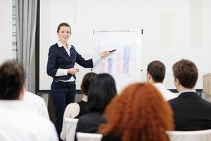 mujer de negocios dando presentación foto