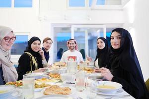 familia musulmana teniendo una fiesta de ramadán foto