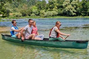 grupo de amigos exploradores aventureros están navegando en canoa en un río salvaje foto