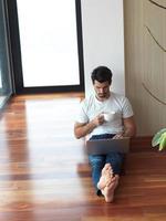 trabajando en una computadora portátil desde casa foto