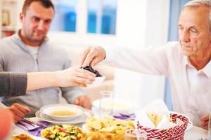 familia musulmana multiétnica moderna compartiendo un cuenco de dátiles foto