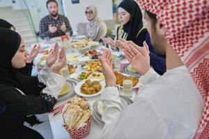 familia musulmana haciendo iftar dua para romper el ayuno durante el ramadán. foto