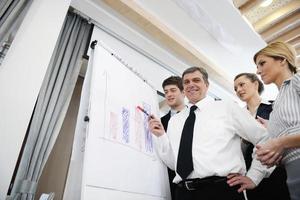 hombre de negocios senior dando una presentación foto