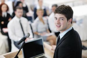 joven hombre de negocios dando una presentación en la conferencia foto