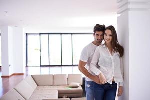 pareja joven relajada en casa foto