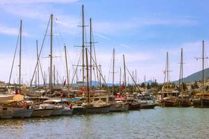 vista de muchos yates y barcos amarrados en el puerto de bodrum en un día soleado de verano. foto