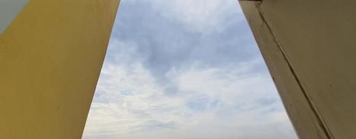 vista del cielo entre las columnas del edificio. foto