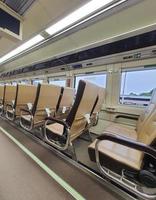 asientos de pasajeros de trenes económicos premium en indonesia. foto