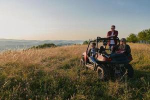 grupo de jóvenes felices disfrutando de un hermoso día soleado mientras conducen un camión todoterreno foto