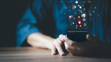 mano del hombre usando el teléfono inteligente escribiendo chat en vivo chateando en la comunicación de la aplicación web digital y el concepto de red social. cuadro de chat de la aplicación de redes sociales. foto