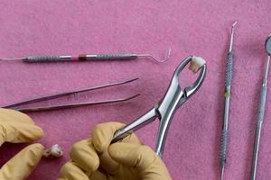 instrumentos dentales listos para usar en el consultorio dental foto
