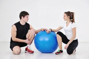 feliz pareja joven entrenamiento físico y diversión foto