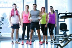 grupo de personas haciendo ejercicio en el gimnasio foto