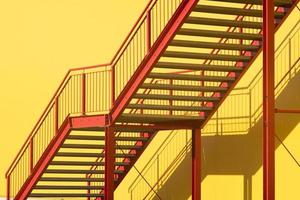 oberhausen,alemania,2022 - escalera roja al sol en la pared amarilla foto