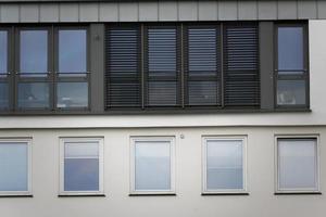 muchas ventanas en un edificio antiguo foto