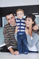 familia joven feliz divertirse en casa foto