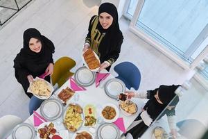 vista superior de mujeres musulmanas jóvenes preparando comida para iftar durante el ramadán foto