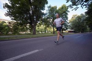 hombre corriendo afuera foto