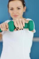 entrenamiento de fitness de mujer con pesas foto