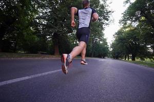 hombre corriendo afuera foto