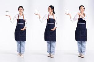 mujer de restaurante de tienda de barista de carrera mixta joven de 20 años de longitud completa, wow mano de signo sorpresa, use una taza de café de delantal. Los soportes femeninos de la oficina sienten una sonrisa feliz sobre un fondo blanco aislado foto