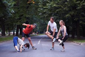 trotar grupo de personas estiramiento foto