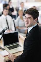 joven hombre de negocios dando una presentación en la conferencia foto