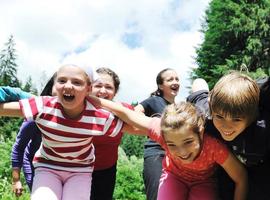 grupo de niños al aire libre foto