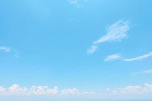 cielo brillante con nubes flotantes en verano que lo hace sentir como el cielo. foto