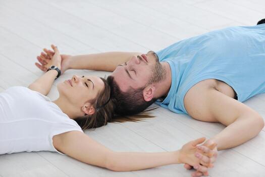 feliz pareja joven entrenamiento físico y diversión foto