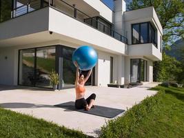 mujer haciendo ejercicio con pelota de pilates foto