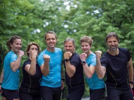 retrato del equipo de corredores en el entrenamiento matutino foto