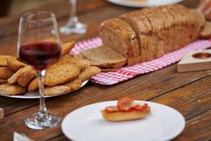 composición con una copa de vino tinto y pan tostado foto