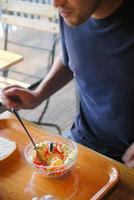 hombre comiendo comida saludable en un restaurante foto