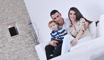 familia joven feliz divertirse en casa foto