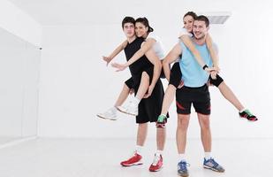 grupo de jóvenes en el gimnasio foto