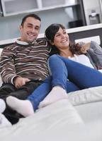 pareja joven relajada viendo la televisión en casa foto